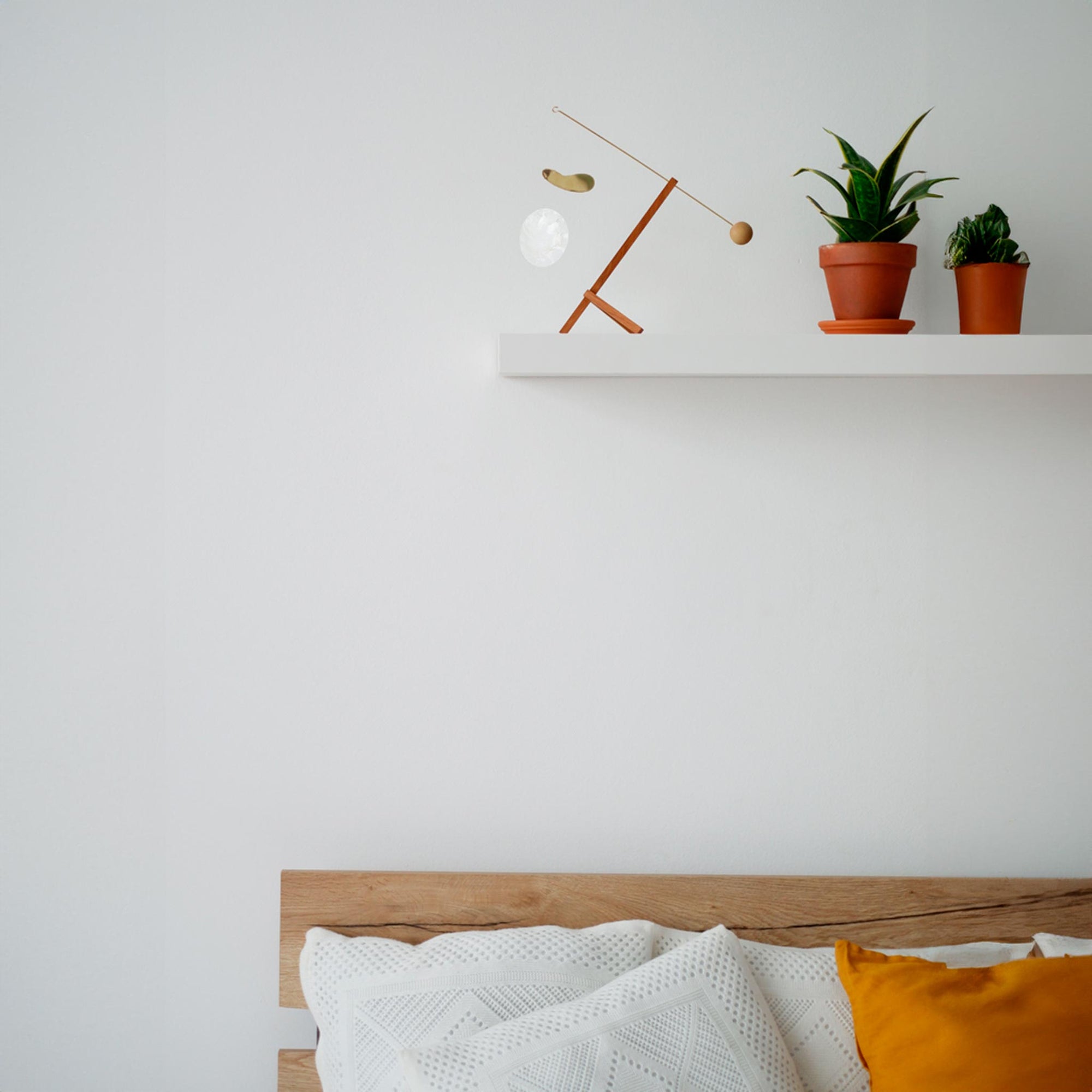 Kinetic Levi（キネティック・レヴィ）は、動きのある現代アート「キネティックアート」をテーマにしたインテリアモビールのブランドです。空気の流れに応じてやわらかく揺れる繊細な造形は、空間に静かな動きと詩的な美しさを与え、リビングや玄関、寝室などあらゆるシーンを洗練されたアート空間に変えてくれます。Kinetic Leviのモビールは、アーティスティックでありながらインテリア性にも優れ、北欧風やミッドセンチュリー、モダンスタイルのインテリアとも相性抜群。金属や天然木など上質な素材を使用し、ひとつひとつ丁寧に仕上げられています。天井から吊るすだけで空間の印象を一変させるKinetic Leviの作品は、自宅用としてはもちろん、引越し祝いや結婚祝いなどのギフトにも最適です。インテリア雑貨やおしゃれなアートモビールをお探しの方におすすめのブランドです。