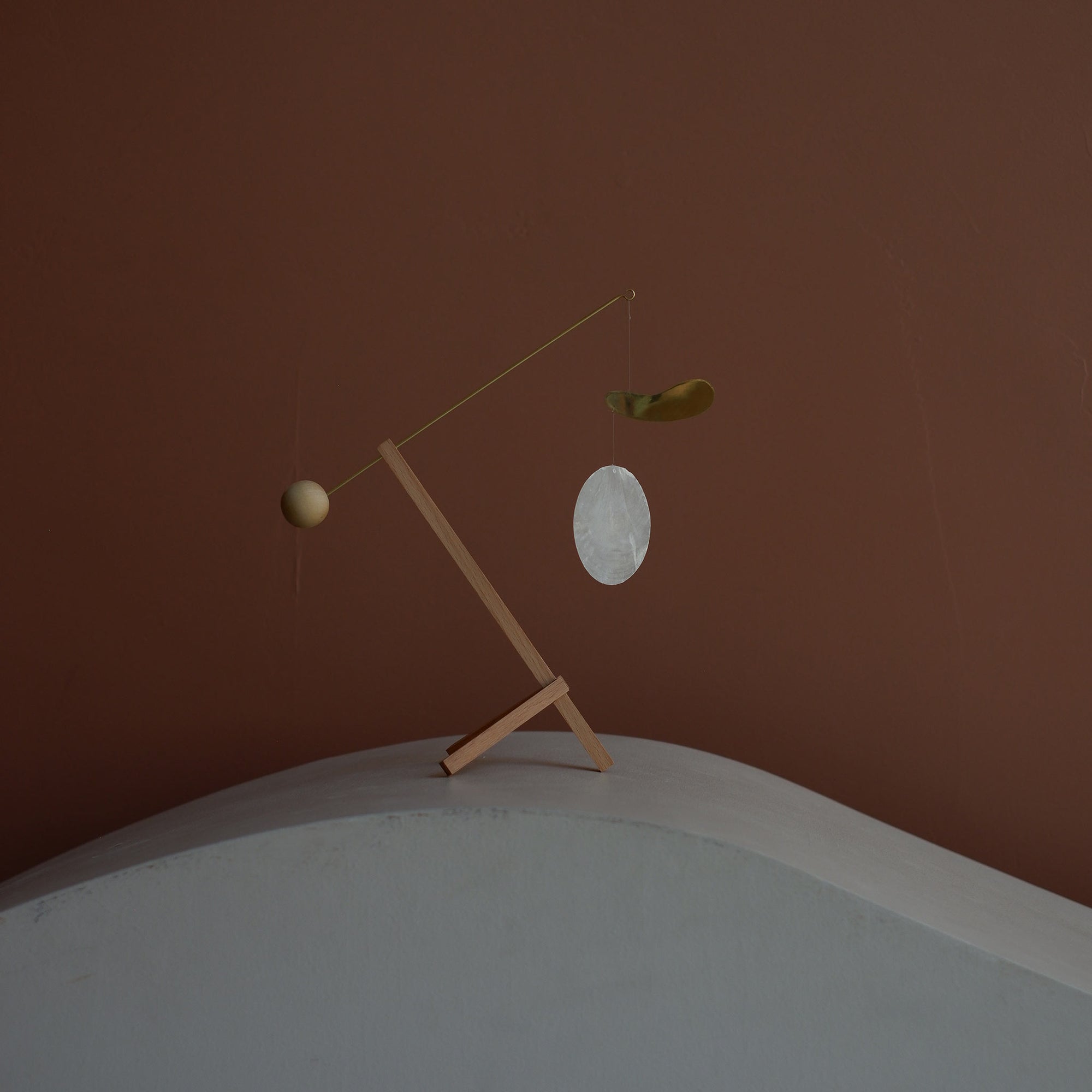 Kinetic Levi（キネティック・レヴィ）は、動きのある現代アート「キネティックアート」をテーマにしたインテリアモビールのブランドです。空気の流れに応じてやわらかく揺れる繊細な造形は、空間に静かな動きと詩的な美しさを与え、リビングや玄関、寝室などあらゆるシーンを洗練されたアート空間に変えてくれます。Kinetic Leviのモビールは、アーティスティックでありながらインテリア性にも優れ、北欧風やミッドセンチュリー、モダンスタイルのインテリアとも相性抜群。金属や天然木など上質な素材を使用し、ひとつひとつ丁寧に仕上げられています。天井から吊るすだけで空間の印象を一変させるKinetic Leviの作品は、自宅用としてはもちろん、引越し祝いや結婚祝いなどのギフトにも最適です。インテリア雑貨やおしゃれなアートモビールをお探しの方におすすめのブランドです。