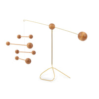 Kinetic Levi（キネティック・レヴィ）は、動きのある現代アート「キネティックアート」をテーマにしたインテリアモビールのブランドです。空気の流れに応じてやわらかく揺れる繊細な造形は、空間に静かな動きと詩的な美しさを与え、リビングや玄関、寝室などあらゆるシーンを洗練されたアート空間に変えてくれます。Kinetic Leviのモビールは、アーティスティックでありながらインテリア性にも優れ、北欧風やミッドセンチュリー、モダンスタイルのインテリアとも相性抜群。金属や天然木など上質な素材を使用し、ひとつひとつ丁寧に仕上げられています。天井から吊るすだけで空間の印象を一変させるKinetic Leviの作品は、自宅用としてはもちろん、引越し祝いや結婚祝いなどのギフトにも最適です。インテリア雑貨やおしゃれなアートモビールをお探しの方におすすめのブランドです。