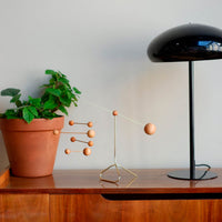 Kinetic Levi（キネティック・レヴィ）は、動きのある現代アート「キネティックアート」をテーマにしたインテリアモビールのブランドです。空気の流れに応じてやわらかく揺れる繊細な造形は、空間に静かな動きと詩的な美しさを与え、リビングや玄関、寝室などあらゆるシーンを洗練されたアート空間に変えてくれます。Kinetic Leviのモビールは、アーティスティックでありながらインテリア性にも優れ、北欧風やミッドセンチュリー、モダンスタイルのインテリアとも相性抜群。金属や天然木など上質な素材を使用し、ひとつひとつ丁寧に仕上げられています。天井から吊るすだけで空間の印象を一変させるKinetic Leviの作品は、自宅用としてはもちろん、引越し祝いや結婚祝いなどのギフトにも最適です。インテリア雑貨やおしゃれなアートモビールをお探しの方におすすめのブランドです。