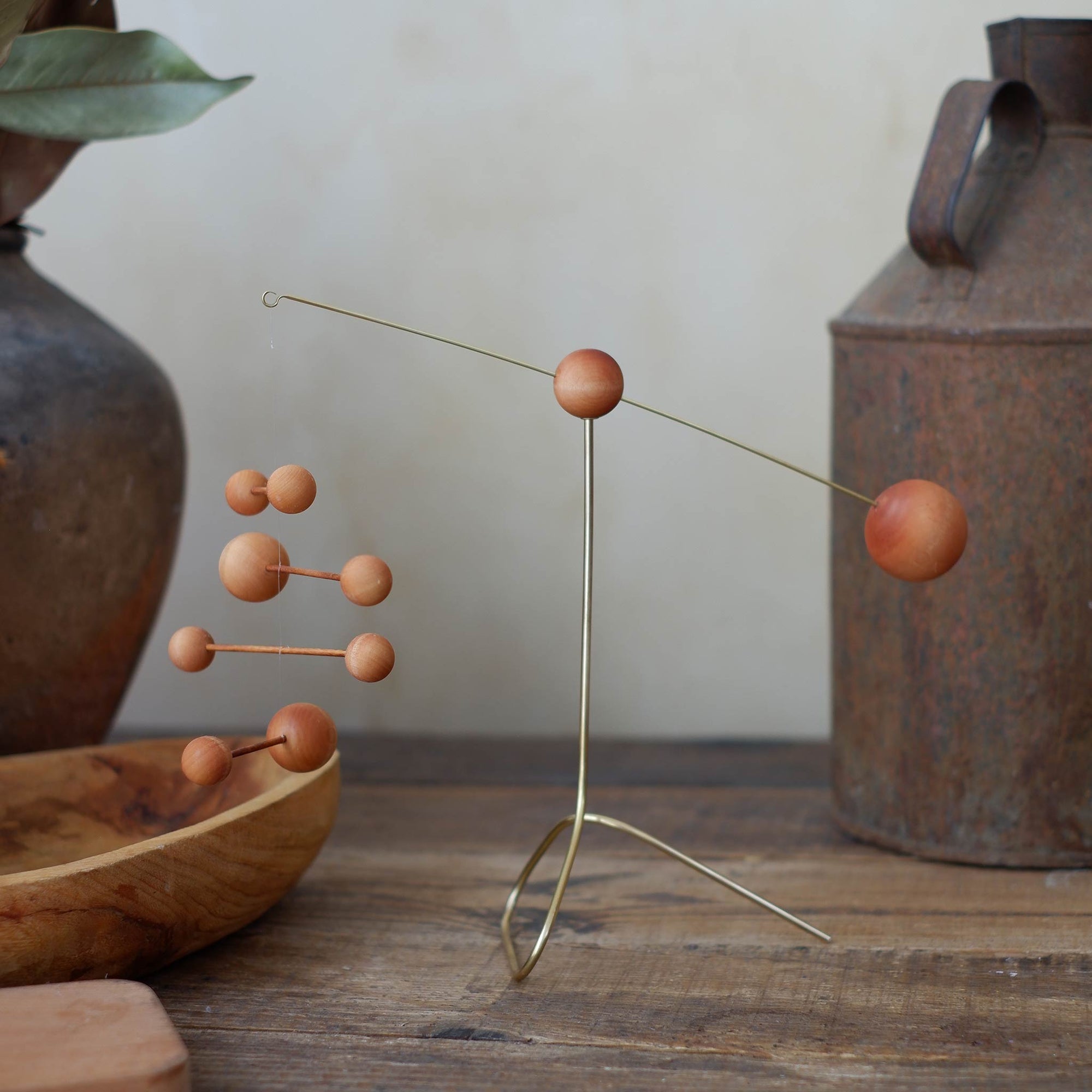 Kinetic Levi（キネティック・レヴィ）は、動きのある現代アート「キネティックアート」をテーマにしたインテリアモビールのブランドです。空気の流れに応じてやわらかく揺れる繊細な造形は、空間に静かな動きと詩的な美しさを与え、リビングや玄関、寝室などあらゆるシーンを洗練されたアート空間に変えてくれます。Kinetic Leviのモビールは、アーティスティックでありながらインテリア性にも優れ、北欧風やミッドセンチュリー、モダンスタイルのインテリアとも相性抜群。金属や天然木など上質な素材を使用し、ひとつひとつ丁寧に仕上げられています。天井から吊るすだけで空間の印象を一変させるKinetic Leviの作品は、自宅用としてはもちろん、引越し祝いや結婚祝いなどのギフトにも最適です。インテリア雑貨やおしゃれなアートモビールをお探しの方におすすめのブランドです。