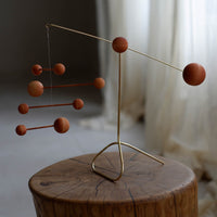 Kinetic Levi（キネティック・レヴィ）は、動きのある現代アート「キネティックアート」をテーマにしたインテリアモビールのブランドです。空気の流れに応じてやわらかく揺れる繊細な造形は、空間に静かな動きと詩的な美しさを与え、リビングや玄関、寝室などあらゆるシーンを洗練されたアート空間に変えてくれます。Kinetic Leviのモビールは、アーティスティックでありながらインテリア性にも優れ、北欧風やミッドセンチュリー、モダンスタイルのインテリアとも相性抜群。金属や天然木など上質な素材を使用し、ひとつひとつ丁寧に仕上げられています。天井から吊るすだけで空間の印象を一変させるKinetic Leviの作品は、自宅用としてはもちろん、引越し祝いや結婚祝いなどのギフトにも最適です。インテリア雑貨やおしゃれなアートモビールをお探しの方におすすめのブランドです。