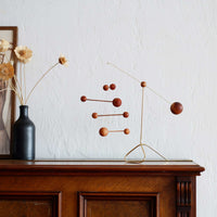 Kinetic Levi（キネティック・レヴィ）は、動きのある現代アート「キネティックアート」をテーマにしたインテリアモビールのブランドです。空気の流れに応じてやわらかく揺れる繊細な造形は、空間に静かな動きと詩的な美しさを与え、リビングや玄関、寝室などあらゆるシーンを洗練されたアート空間に変えてくれます。Kinetic Leviのモビールは、アーティスティックでありながらインテリア性にも優れ、北欧風やミッドセンチュリー、モダンスタイルのインテリアとも相性抜群。金属や天然木など上質な素材を使用し、ひとつひとつ丁寧に仕上げられています。天井から吊るすだけで空間の印象を一変させるKinetic Leviの作品は、自宅用としてはもちろん、引越し祝いや結婚祝いなどのギフトにも最適です。インテリア雑貨やおしゃれなアートモビールをお探しの方におすすめのブランドです。