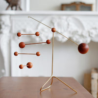 Kinetic Levi（キネティック・レヴィ）は、動きのある現代アート「キネティックアート」をテーマにしたインテリアモビールのブランドです。空気の流れに応じてやわらかく揺れる繊細な造形は、空間に静かな動きと詩的な美しさを与え、リビングや玄関、寝室などあらゆるシーンを洗練されたアート空間に変えてくれます。Kinetic Leviのモビールは、アーティスティックでありながらインテリア性にも優れ、北欧風やミッドセンチュリー、モダンスタイルのインテリアとも相性抜群。金属や天然木など上質な素材を使用し、ひとつひとつ丁寧に仕上げられています。天井から吊るすだけで空間の印象を一変させるKinetic Leviの作品は、自宅用としてはもちろん、引越し祝いや結婚祝いなどのギフトにも最適です。インテリア雑貨やおしゃれなアートモビールをお探しの方におすすめのブランドです。