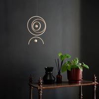 Kinetic Levi（キネティック・レヴィ）は、動きのある現代アート「キネティックアート」をテーマにしたインテリアモビールのブランドです。空気の流れに応じてやわらかく揺れる繊細な造形は、空間に静かな動きと詩的な美しさを与え、リビングや玄関、寝室などあらゆるシーンを洗練されたアート空間に変えてくれます。Kinetic Leviのモビールは、アーティスティックでありながらインテリア性にも優れ、北欧風やミッドセンチュリー、モダンスタイルのインテリアとも相性抜群。金属や天然木など上質な素材を使用し、ひとつひとつ丁寧に仕上げられています。天井から吊るすだけで空間の印象を一変させるKinetic Leviの作品は、自宅用としてはもちろん、引越し祝いや結婚祝いなどのギフトにも最適です。インテリア雑貨やおしゃれなアートモビールをお探しの方におすすめのブランドです。