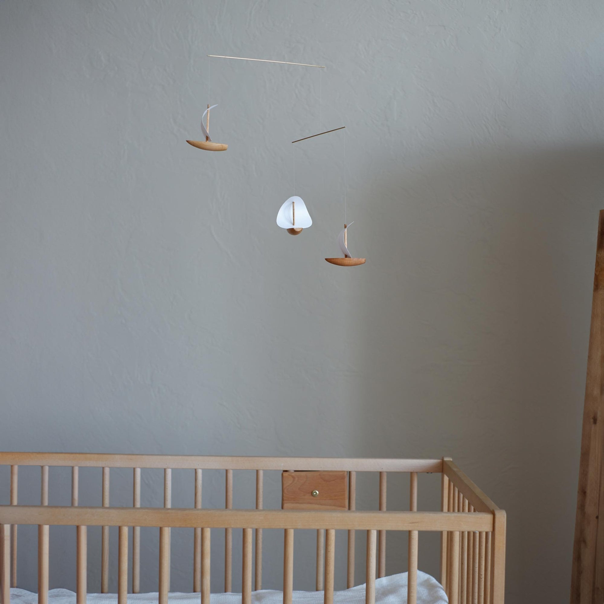 Kinetic Levi（キネティック・レヴィ）は、動きのある現代アート「キネティックアート」をテーマにしたインテリアモビールのブランドです。空気の流れに応じてやわらかく揺れる繊細な造形は、空間に静かな動きと詩的な美しさを与え、リビングや玄関、寝室などあらゆるシーンを洗練されたアート空間に変えてくれます。Kinetic Leviのモビールは、アーティスティックでありながらインテリア性にも優れ、北欧風やミッドセンチュリー、モダンスタイルのインテリアとも相性抜群。金属や天然木など上質な素材を使用し、ひとつひとつ丁寧に仕上げられています。天井から吊るすだけで空間の印象を一変させるKinetic Leviの作品は、自宅用としてはもちろん、引越し祝いや結婚祝いなどのギフトにも最適です。インテリア雑貨やおしゃれなアートモビールをお探しの方におすすめのブランドです。