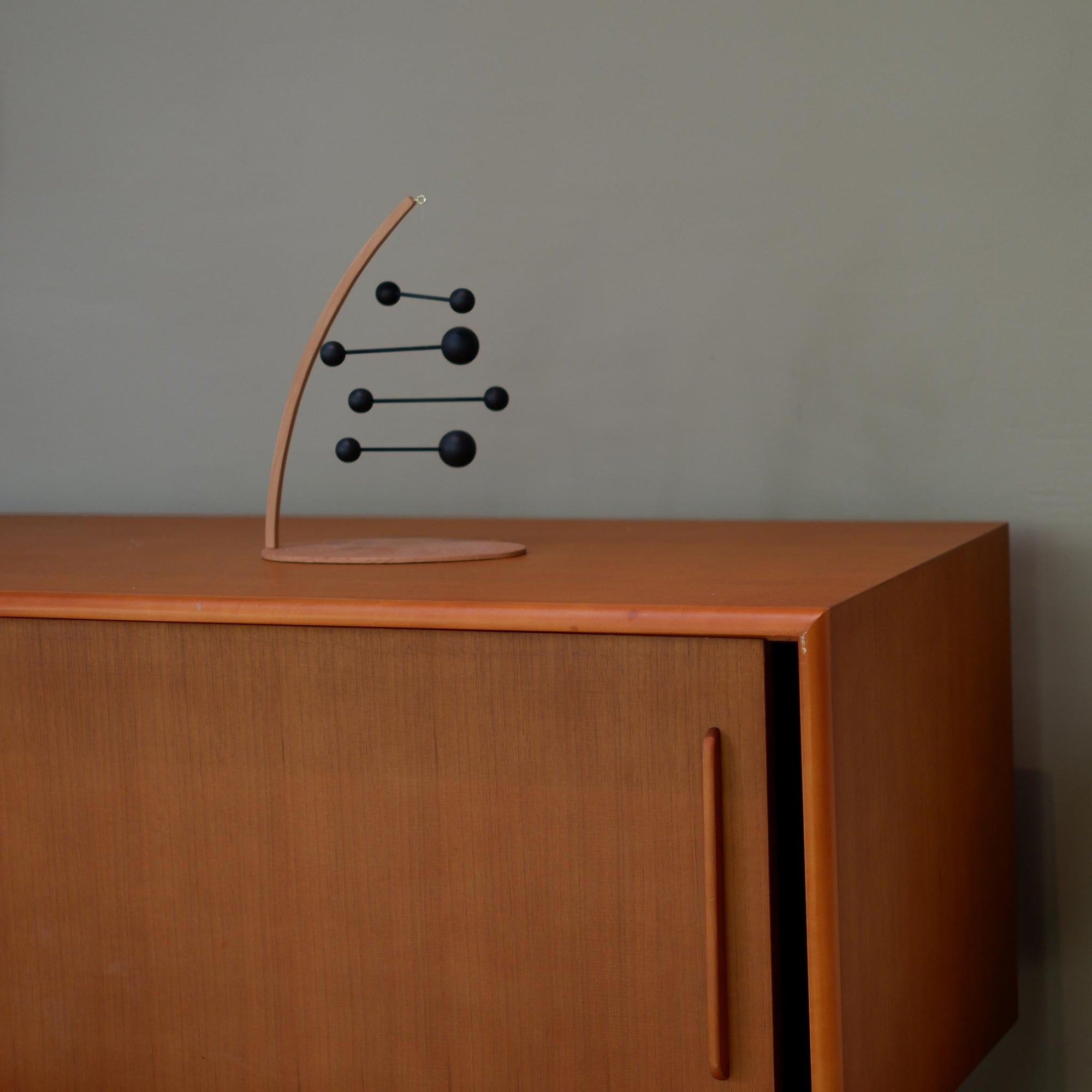 Kinetic Levi（キネティック・レヴィ）は、動きのある現代アート「キネティックアート」をテーマにしたインテリアモビールのブランドです。空気の流れに応じてやわらかく揺れる繊細な造形は、空間に静かな動きと詩的な美しさを与え、リビングや玄関、寝室などあらゆるシーンを洗練されたアート空間に変えてくれます。Kinetic Leviのモビールは、アーティスティックでありながらインテリア性にも優れ、北欧風やミッドセンチュリー、モダンスタイルのインテリアとも相性抜群。金属や天然木など上質な素材を使用し、ひとつひとつ丁寧に仕上げられています。天井から吊るすだけで空間の印象を一変させるKinetic Leviの作品は、自宅用としてはもちろん、引越し祝いや結婚祝いなどのギフトにも最適です。インテリア雑貨やおしゃれなアートモビールをお探しの方におすすめのブランドです。