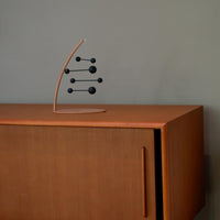 Kinetic Levi（キネティック・レヴィ）は、動きのある現代アート「キネティックアート」をテーマにしたインテリアモビールのブランドです。空気の流れに応じてやわらかく揺れる繊細な造形は、空間に静かな動きと詩的な美しさを与え、リビングや玄関、寝室などあらゆるシーンを洗練されたアート空間に変えてくれます。Kinetic Leviのモビールは、アーティスティックでありながらインテリア性にも優れ、北欧風やミッドセンチュリー、モダンスタイルのインテリアとも相性抜群。金属や天然木など上質な素材を使用し、ひとつひとつ丁寧に仕上げられています。天井から吊るすだけで空間の印象を一変させるKinetic Leviの作品は、自宅用としてはもちろん、引越し祝いや結婚祝いなどのギフトにも最適です。インテリア雑貨やおしゃれなアートモビールをお探しの方におすすめのブランドです。