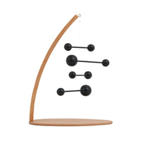 Kinetic Levi（キネティック・レヴィ）は、動きのある現代アート「キネティックアート」をテーマにしたインテリアモビールのブランドです。空気の流れに応じてやわらかく揺れる繊細な造形は、空間に静かな動きと詩的な美しさを与え、リビングや玄関、寝室などあらゆるシーンを洗練されたアート空間に変えてくれます。Kinetic Leviのモビールは、アーティスティックでありながらインテリア性にも優れ、北欧風やミッドセンチュリー、モダンスタイルのインテリアとも相性抜群。金属や天然木など上質な素材を使用し、ひとつひとつ丁寧に仕上げられています。天井から吊るすだけで空間の印象を一変させるKinetic Leviの作品は、自宅用としてはもちろん、引越し祝いや結婚祝いなどのギフトにも最適です。インテリア雑貨やおしゃれなアートモビールをお探しの方におすすめのブランドです。