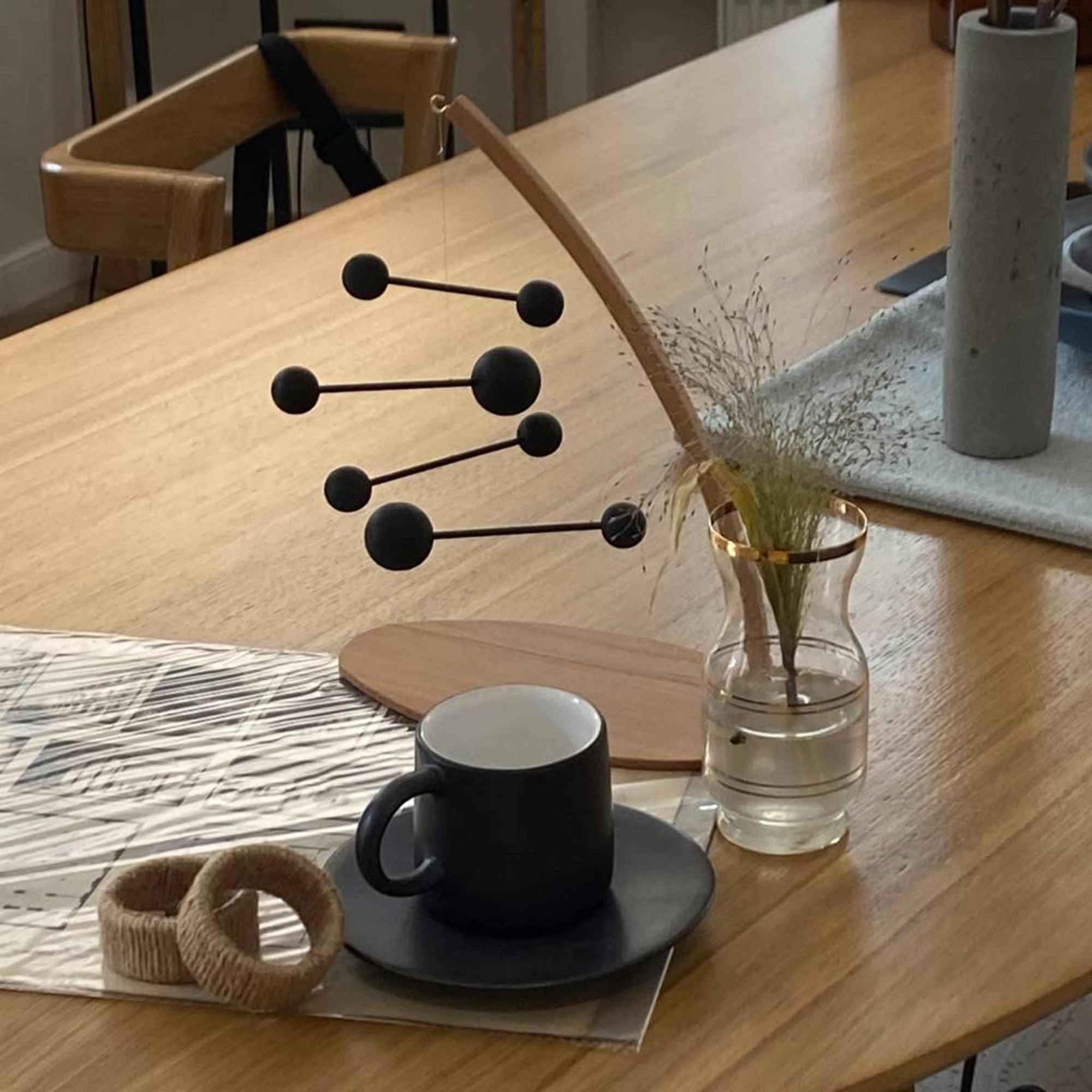 Kinetic Levi（キネティック・レヴィ）は、動きのある現代アート「キネティックアート」をテーマにしたインテリアモビールのブランドです。空気の流れに応じてやわらかく揺れる繊細な造形は、空間に静かな動きと詩的な美しさを与え、リビングや玄関、寝室などあらゆるシーンを洗練されたアート空間に変えてくれます。Kinetic Leviのモビールは、アーティスティックでありながらインテリア性にも優れ、北欧風やミッドセンチュリー、モダンスタイルのインテリアとも相性抜群。金属や天然木など上質な素材を使用し、ひとつひとつ丁寧に仕上げられています。天井から吊るすだけで空間の印象を一変させるKinetic Leviの作品は、自宅用としてはもちろん、引越し祝いや結婚祝いなどのギフトにも最適です。インテリア雑貨やおしゃれなアートモビールをお探しの方におすすめのブランドです。