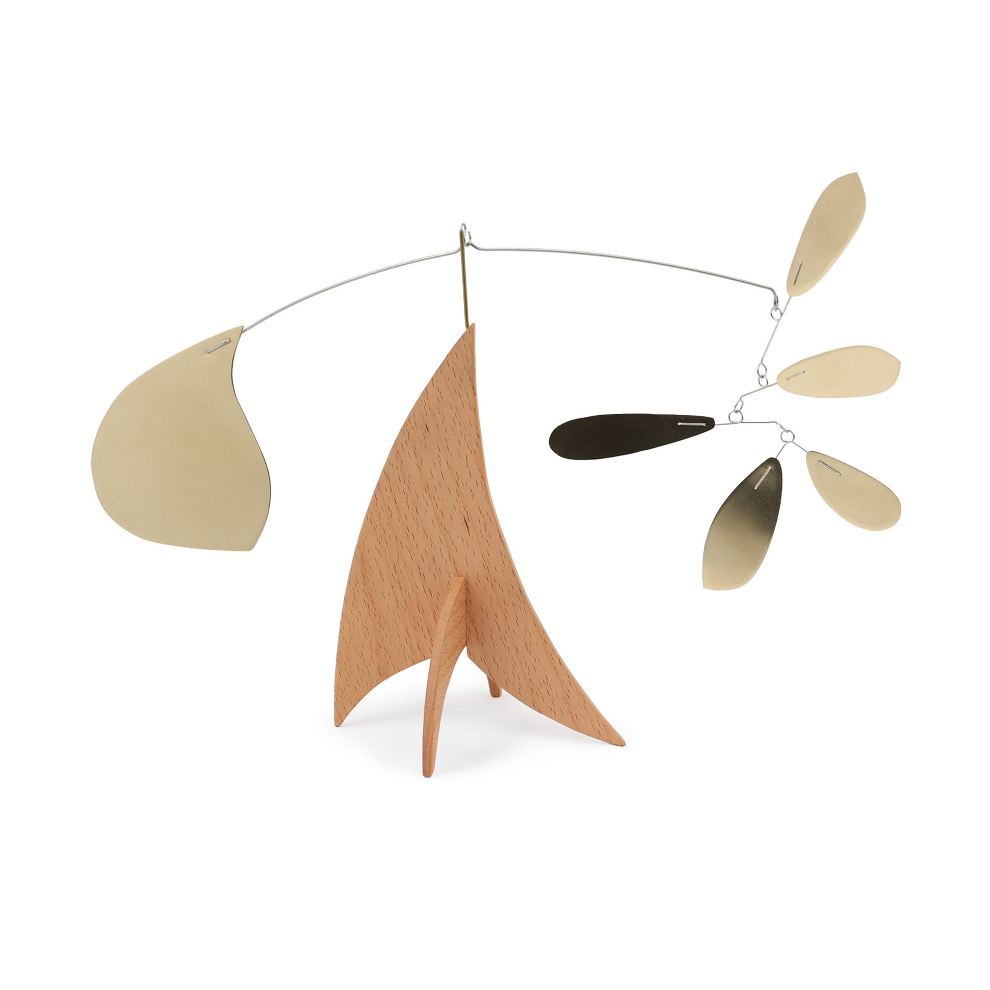 Kinetic Levi（キネティック・レヴィ）は、動きのある現代アート「キネティックアート」をテーマにしたインテリアモビールのブランドです。空気の流れに応じてやわらかく揺れる繊細な造形は、空間に静かな動きと詩的な美しさを与え、リビングや玄関、寝室などあらゆるシーンを洗練されたアート空間に変えてくれます。Kinetic Leviのモビールは、アーティスティックでありながらインテリア性にも優れ、北欧風やミッドセンチュリー、モダンスタイルのインテリアとも相性抜群。金属や天然木など上質な素材を使用し、ひとつひとつ丁寧に仕上げられています。天井から吊るすだけで空間の印象を一変させるKinetic Leviの作品は、自宅用としてはもちろん、引越し祝いや結婚祝いなどのギフトにも最適です。インテリア雑貨やおしゃれなアートモビールをお探しの方におすすめのブランドです。