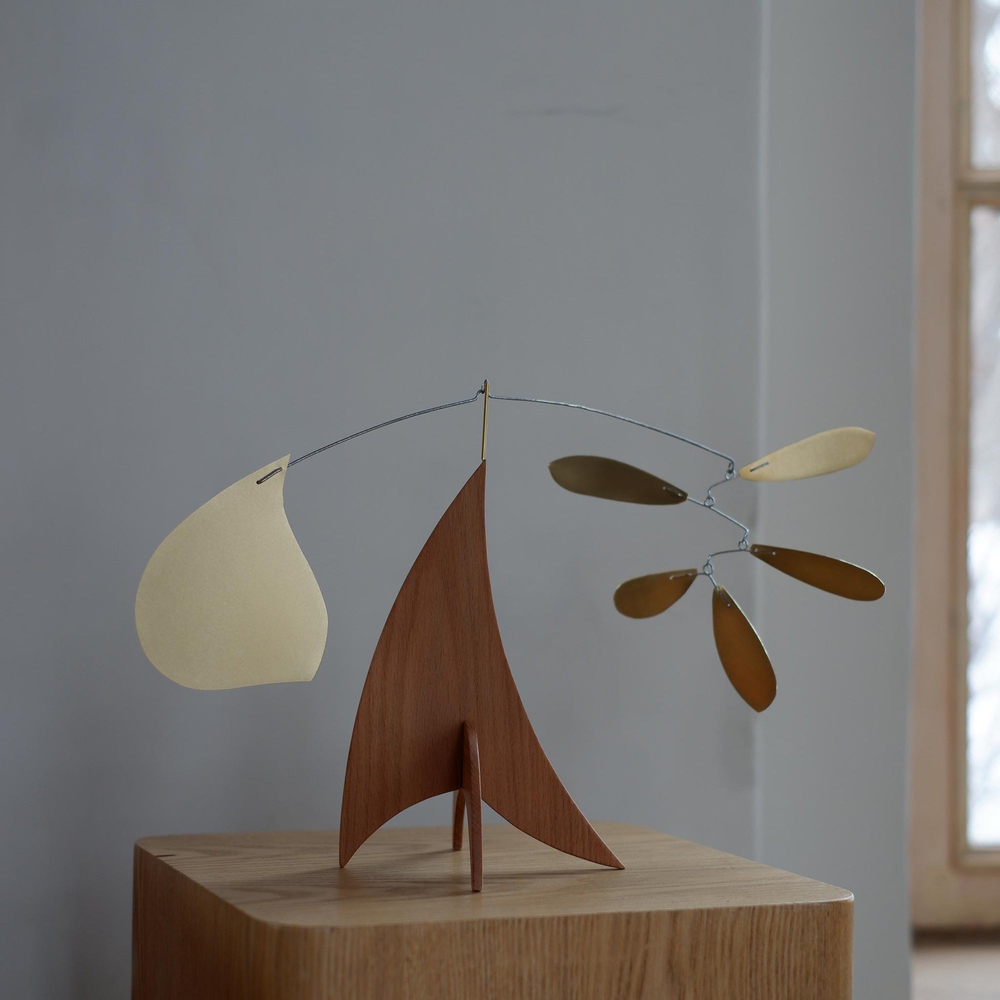 Kinetic Levi（キネティック・レヴィ）は、動きのある現代アート「キネティックアート」をテーマにしたインテリアモビールのブランドです。空気の流れに応じてやわらかく揺れる繊細な造形は、空間に静かな動きと詩的な美しさを与え、リビングや玄関、寝室などあらゆるシーンを洗練されたアート空間に変えてくれます。Kinetic Leviのモビールは、アーティスティックでありながらインテリア性にも優れ、北欧風やミッドセンチュリー、モダンスタイルのインテリアとも相性抜群。金属や天然木など上質な素材を使用し、ひとつひとつ丁寧に仕上げられています。天井から吊るすだけで空間の印象を一変させるKinetic Leviの作品は、自宅用としてはもちろん、引越し祝いや結婚祝いなどのギフトにも最適です。インテリア雑貨やおしゃれなアートモビールをお探しの方におすすめのブランドです。