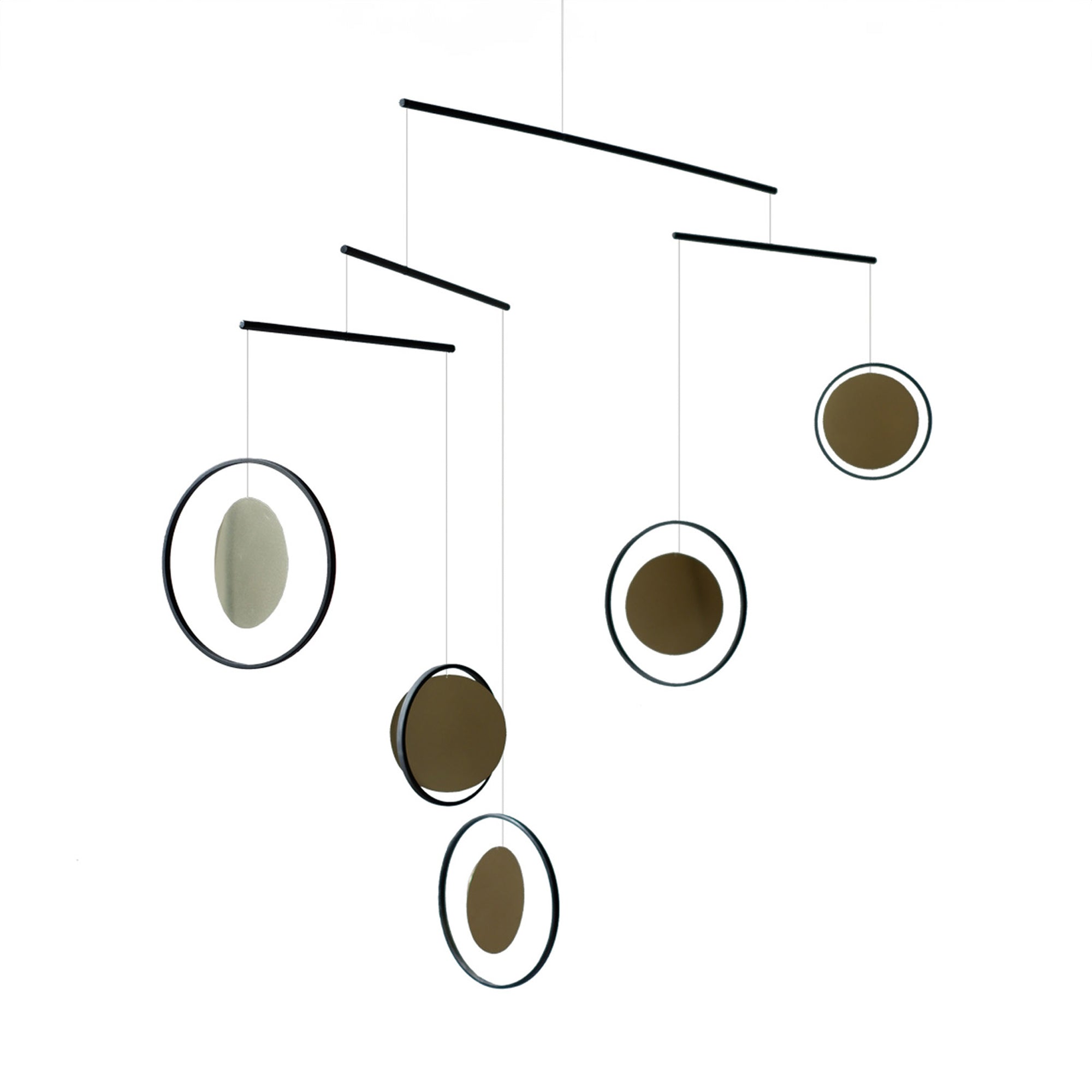 Kinetic Levi（キネティック・レヴィ）は、動きのある現代アート「キネティックアート」をテーマにしたインテリアモビールのブランドです。空気の流れに応じてやわらかく揺れる繊細な造形は、空間に静かな動きと詩的な美しさを与え、リビングや玄関、寝室などあらゆるシーンを洗練されたアート空間に変えてくれます。Kinetic Leviのモビールは、アーティスティックでありながらインテリア性にも優れ、北欧風やミッドセンチュリー、モダンスタイルのインテリアとも相性抜群。金属や天然木など上質な素材を使用し、ひとつひとつ丁寧に仕上げられています。天井から吊るすだけで空間の印象を一変させるKinetic Leviの作品は、自宅用としてはもちろん、引越し祝いや結婚祝いなどのギフトにも最適です。インテリア雑貨やおしゃれなアートモビールをお探しの方におすすめのブランドです。