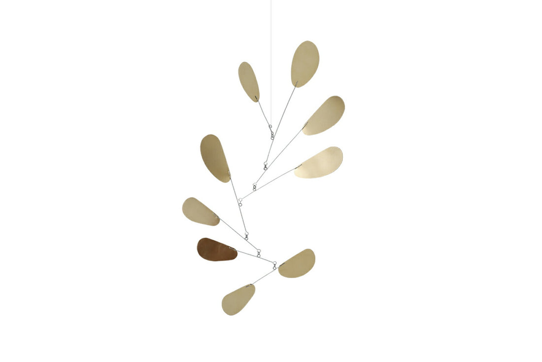 Kinetic Levi（キネティック・レヴィ）は、動きのある現代アート「キネティックアート」をテーマにしたインテリアモビールのブランドです。空気の流れに応じてやわらかく揺れる繊細な造形は、空間に静かな動きと詩的な美しさを与え、リビングや玄関、寝室などあらゆるシーンを洗練されたアート空間に変えてくれます。Kinetic Leviのモビールは、アーティスティックでありながらインテリア性にも優れ、北欧風やミッドセンチュリー、モダンスタイルのインテリアとも相性抜群。金属や天然木など上質な素材を使用し、ひとつひとつ丁寧に仕上げられています。天井から吊るすだけで空間の印象を一変させるKinetic Leviの作品は、自宅用としてはもちろん、引越し祝いや結婚祝いなどのギフトにも最適です。インテリア雑貨やおしゃれなアートモビールをお探しの方におすすめのブランドです。