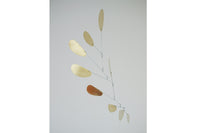 Kinetic Levi（キネティック・レヴィ）は、動きのある現代アート「キネティックアート」をテーマにしたインテリアモビールのブランドです。空気の流れに応じてやわらかく揺れる繊細な造形は、空間に静かな動きと詩的な美しさを与え、リビングや玄関、寝室などあらゆるシーンを洗練されたアート空間に変えてくれます。Kinetic Leviのモビールは、アーティスティックでありながらインテリア性にも優れ、北欧風やミッドセンチュリー、モダンスタイルのインテリアとも相性抜群。金属や天然木など上質な素材を使用し、ひとつひとつ丁寧に仕上げられています。天井から吊るすだけで空間の印象を一変させるKinetic Leviの作品は、自宅用としてはもちろん、引越し祝いや結婚祝いなどのギフトにも最適です。インテリア雑貨やおしゃれなアートモビールをお探しの方におすすめのブランドです。