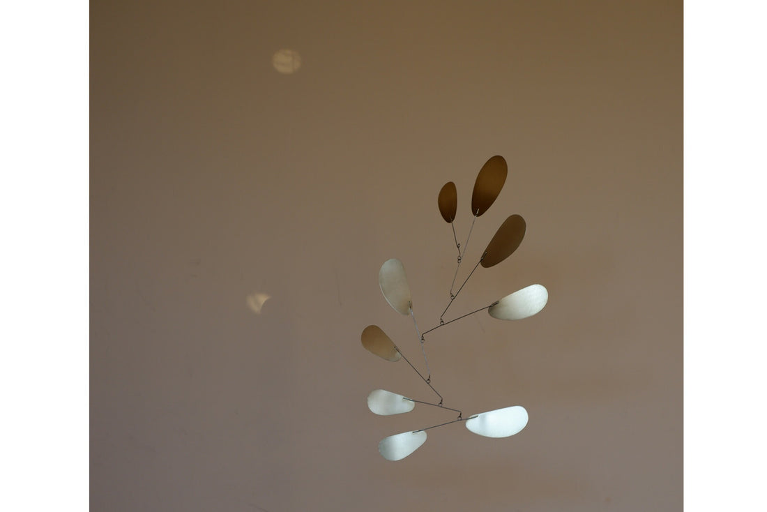 Kinetic Levi（キネティック・レヴィ）は、動きのある現代アート「キネティックアート」をテーマにしたインテリアモビールのブランドです。空気の流れに応じてやわらかく揺れる繊細な造形は、空間に静かな動きと詩的な美しさを与え、リビングや玄関、寝室などあらゆるシーンを洗練されたアート空間に変えてくれます。Kinetic Leviのモビールは、アーティスティックでありながらインテリア性にも優れ、北欧風やミッドセンチュリー、モダンスタイルのインテリアとも相性抜群。金属や天然木など上質な素材を使用し、ひとつひとつ丁寧に仕上げられています。天井から吊るすだけで空間の印象を一変させるKinetic Leviの作品は、自宅用としてはもちろん、引越し祝いや結婚祝いなどのギフトにも最適です。インテリア雑貨やおしゃれなアートモビールをお探しの方におすすめのブランドです。