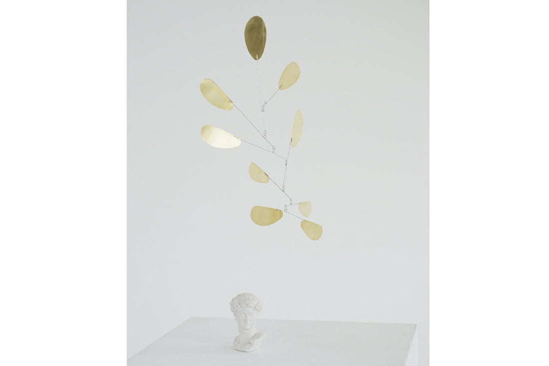 Kinetic Levi（キネティック・レヴィ）は、動きのある現代アート「キネティックアート」をテーマにしたインテリアモビールのブランドです。空気の流れに応じてやわらかく揺れる繊細な造形は、空間に静かな動きと詩的な美しさを与え、リビングや玄関、寝室などあらゆるシーンを洗練されたアート空間に変えてくれます。Kinetic Leviのモビールは、アーティスティックでありながらインテリア性にも優れ、北欧風やミッドセンチュリー、モダンスタイルのインテリアとも相性抜群。金属や天然木など上質な素材を使用し、ひとつひとつ丁寧に仕上げられています。天井から吊るすだけで空間の印象を一変させるKinetic Leviの作品は、自宅用としてはもちろん、引越し祝いや結婚祝いなどのギフトにも最適です。インテリア雑貨やおしゃれなアートモビールをお探しの方におすすめのブランドです。