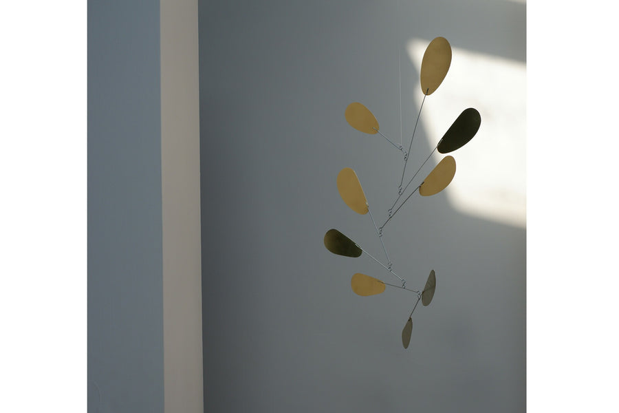 Kinetic Levi（キネティック・レヴィ）は、動きのある現代アート「キネティックアート」をテーマにしたインテリアモビールのブランドです。空気の流れに応じてやわらかく揺れる繊細な造形は、空間に静かな動きと詩的な美しさを与え、リビングや玄関、寝室などあらゆるシーンを洗練されたアート空間に変えてくれます。Kinetic Leviのモビールは、アーティスティックでありながらインテリア性にも優れ、北欧風やミッドセンチュリー、モダンスタイルのインテリアとも相性抜群。金属や天然木など上質な素材を使用し、ひとつひとつ丁寧に仕上げられています。天井から吊るすだけで空間の印象を一変させるKinetic Leviの作品は、自宅用としてはもちろん、引越し祝いや結婚祝いなどのギフトにも最適です。インテリア雑貨やおしゃれなアートモビールをお探しの方におすすめのブランドです。