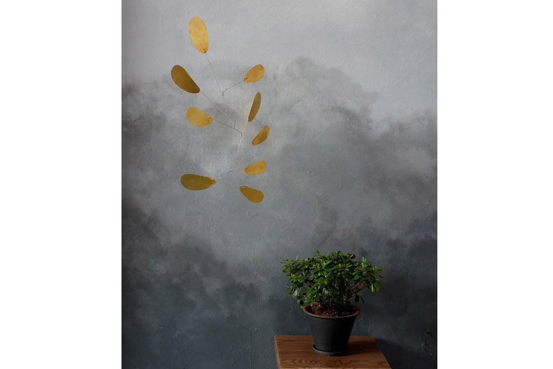 Kinetic Levi（キネティック・レヴィ）は、動きのある現代アート「キネティックアート」をテーマにしたインテリアモビールのブランドです。空気の流れに応じてやわらかく揺れる繊細な造形は、空間に静かな動きと詩的な美しさを与え、リビングや玄関、寝室などあらゆるシーンを洗練されたアート空間に変えてくれます。Kinetic Leviのモビールは、アーティスティックでありながらインテリア性にも優れ、北欧風やミッドセンチュリー、モダンスタイルのインテリアとも相性抜群。金属や天然木など上質な素材を使用し、ひとつひとつ丁寧に仕上げられています。天井から吊るすだけで空間の印象を一変させるKinetic Leviの作品は、自宅用としてはもちろん、引越し祝いや結婚祝いなどのギフトにも最適です。インテリア雑貨やおしゃれなアートモビールをお探しの方におすすめのブランドです。