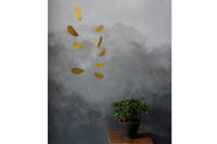 Kinetic Levi（キネティック・レヴィ）は、動きのある現代アート「キネティックアート」をテーマにしたインテリアモビールのブランドです。空気の流れに応じてやわらかく揺れる繊細な造形は、空間に静かな動きと詩的な美しさを与え、リビングや玄関、寝室などあらゆるシーンを洗練されたアート空間に変えてくれます。Kinetic Leviのモビールは、アーティスティックでありながらインテリア性にも優れ、北欧風やミッドセンチュリー、モダンスタイルのインテリアとも相性抜群。金属や天然木など上質な素材を使用し、ひとつひとつ丁寧に仕上げられています。天井から吊るすだけで空間の印象を一変させるKinetic Leviの作品は、自宅用としてはもちろん、引越し祝いや結婚祝いなどのギフトにも最適です。インテリア雑貨やおしゃれなアートモビールをお探しの方におすすめのブランドです。