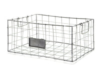 少し柔らかい素材を使ってゆるめな感じのバスケットを作りました。フレームにはスチールを使っているのでしっかりとしています。型押しで大量生産される綺麗なバスケットとはまた違った魅力があります。長く使うごとに愛着が沸きそうな商品です。ネームタグは取り外し可能ですので収納方法に応じてお使いください。