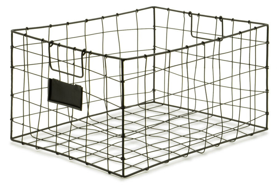 少し柔らかい素材を使ってゆるめな感じのバスケットを作りました。フレームにはスチールを使っているのでしっかりとしています。型押しで大量生産される綺麗なバスケットとはまた違った魅力があります。長く使うごとに愛着が沸きそうな商品です。ネームタグは取り外し可能ですので収納方法に応じてお使いください。