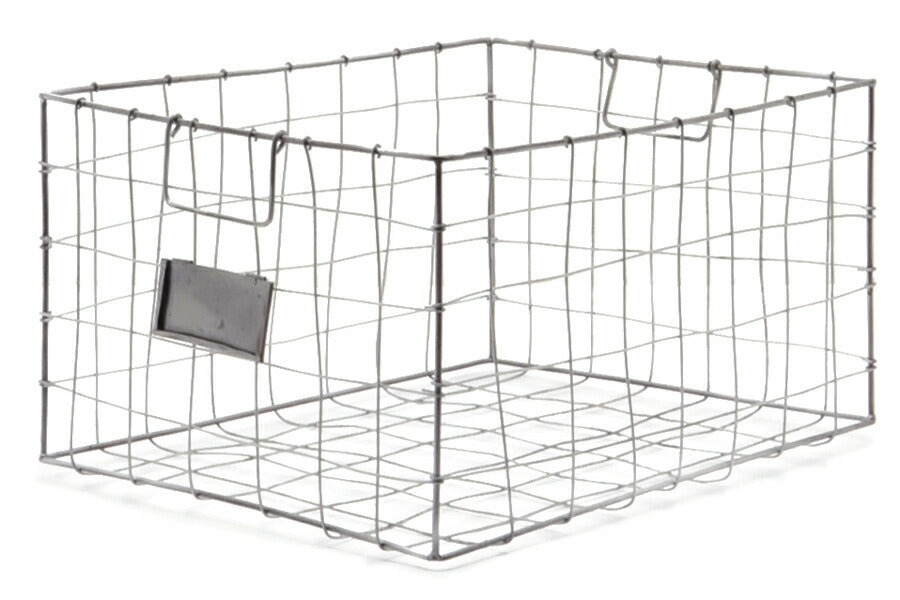 少し柔らかい素材を使ってゆるめな感じのバスケットを作りました。フレームにはスチールを使っているのでしっかりとしています。型押しで大量生産される綺麗なバスケットとはまた違った魅力があります。長く使うごとに愛着が沸きそうな商品です。ネームタグは取り外し可能ですので収納方法に応じてお使いください。