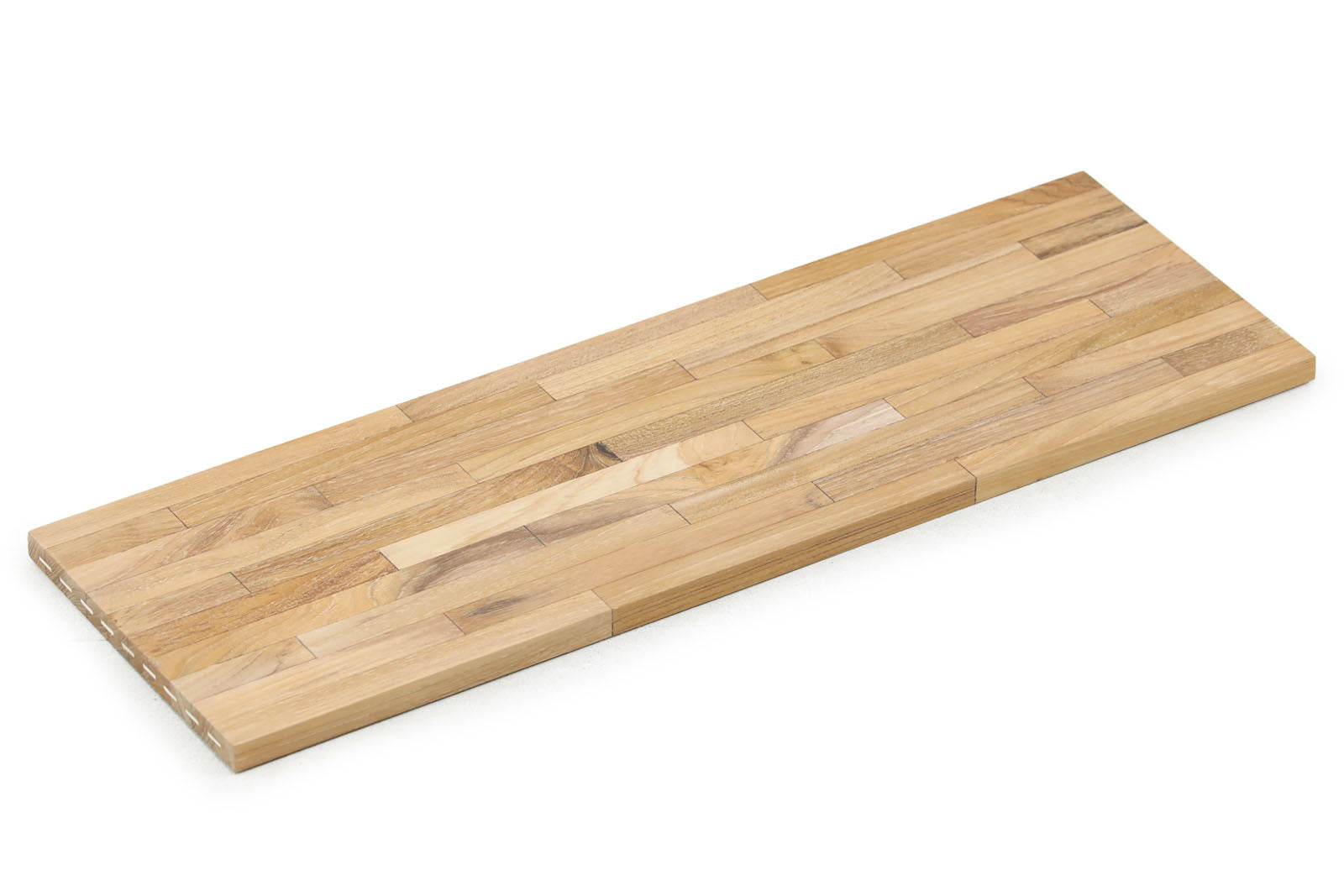 製造工程で余ってしまった辺材を利用した棚板です。辺材を均一に加工し丁寧に継ぎ合わせることで一枚の無垢材として生まれ変わらせています。少し白っぽい部分、黒い部分など、一般的には着色で誤魔化されることの多い辺材部ですが、一切の着色をせず、あえてばらついたナチュラルな状態のままとし、ワイルドな感じに仕上げました。