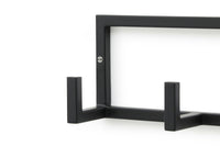 アイアンで作ったシンプルなウォールフック、こちらは使いやすい5連タイプです。デザインがシンプルですっきりしているので、よくあるアイアンの無骨な雰囲気が控えめになっています。そのためクラシックや北欧のクリーンなスタイルにもよく合います。