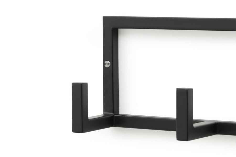 アイアンで作ったシンプルなウォールフック、こちらは使いやすい5連タイプです。デザインがシンプルですっきりしているので、よくあるアイアンの無骨な雰囲気が控えめになっています。そのためクラシックや北欧のクリーンなスタイルにもよく合います。