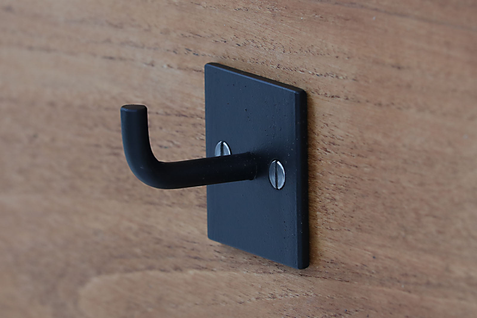 アイアンのウォールフックです。スクエアなプレートにフックがついたシンプルな製品です。スクエアなプレートはアクセントになるようあえて大きめにサイズにデザインしました。白い壁などにきれいに並べた際、美しいインテリアになります。