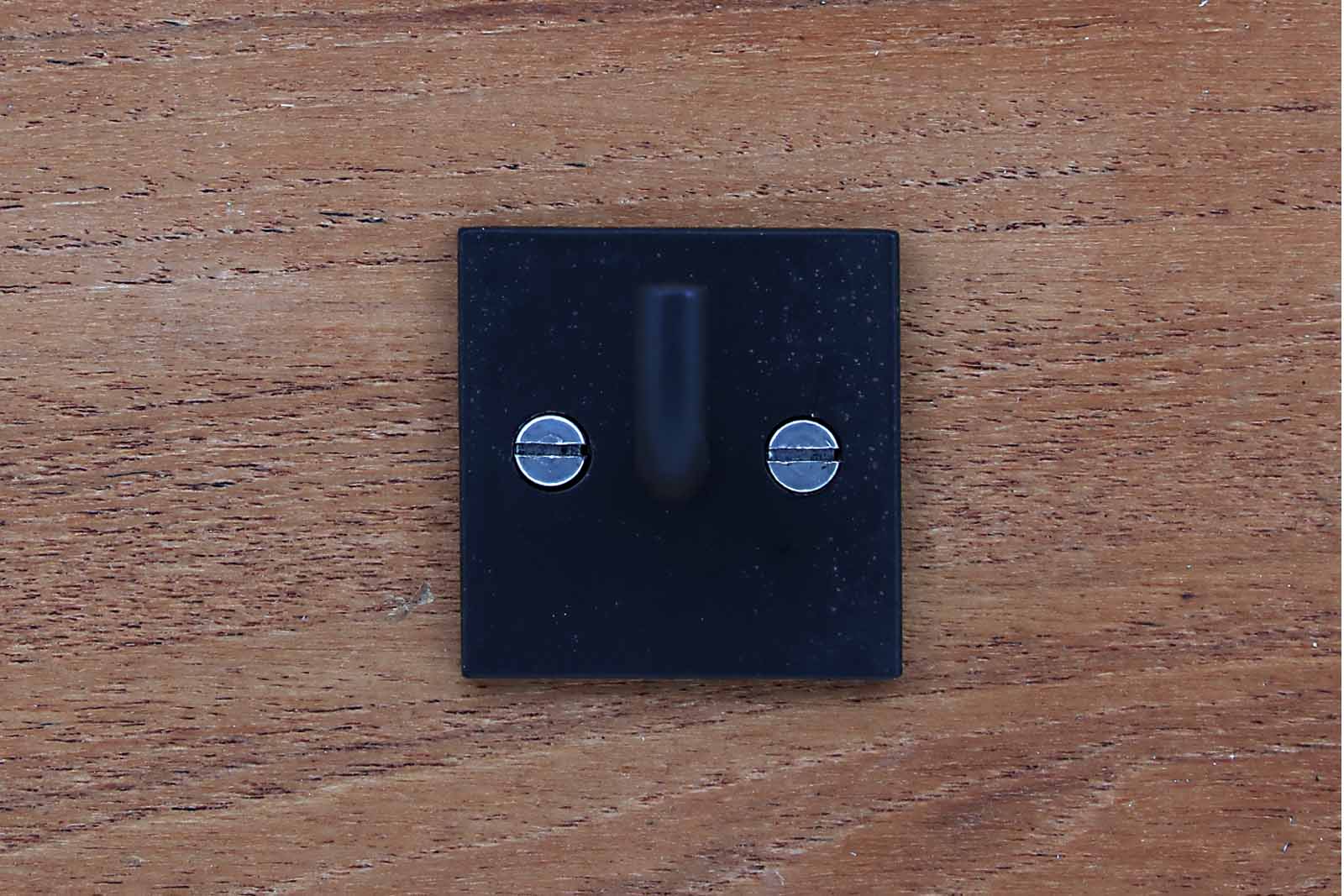 アイアンのウォールフックです。スクエアなプレートにフックがついたシンプルな製品です。スクエアなプレートはアクセントになるようあえて大きめにサイズにデザインしました。白い壁などにきれいに並べた際、美しいインテリアになります。