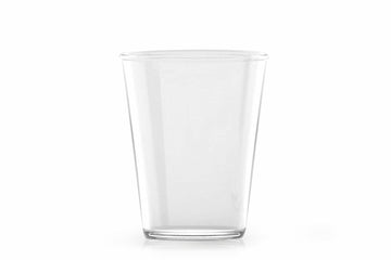 THEGLASSは、耐熱ガラス（耐熱温度差120℃）を贅沢に極限まで厚く用いることで、割れにくく、軽く、電子レンジや食器洗い機でも使えるグラスを実現しました。サイズは、最もスタンダードと呼べる大きさは何かと考えました。その結果、ショート・トール・グランデの3サイズ展開に至りました。つまり、大規模展開しているあのコーヒーチェーンのカップと同じ形状、容量。このサイズこそが、万人共通のスタンダードであり、フォルムであり、最も使いやすく、生活に馴染むグラスであると考えたのです。シンプルで美しいフォルムは、どんなシーンにも調和します。耐熱ガラスなので、グラスに氷を入れて熱い紅茶を注げば、透明に透き通ったアイスティーがあっという間に出来ます。製造は、試験管やビーカー、ティーサーバーなどを手掛けるハリオグラス。これぞグラス、と呼べる、3種のスタンダードなグラスが完成しました。