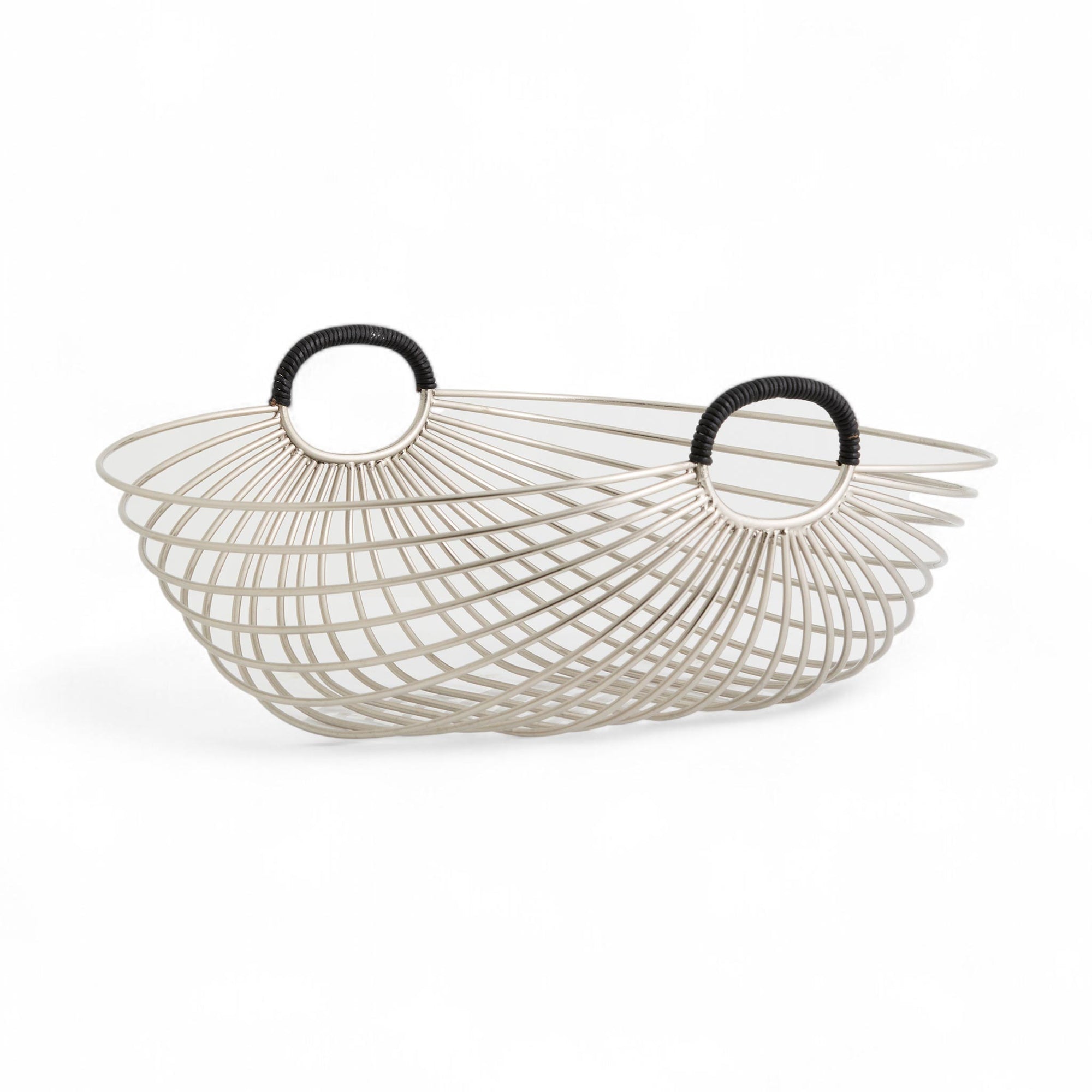 Nordalは、デンマークで1991年に設立されたファミリー経営のインテリアブランドで、北欧の機能美と東洋のスピリチュアルな美意識を融合させたユニークなスタイルで知られています。伝統的な北欧デザインのシンプルさをベースに、インドをはじめとする異国の文化や素材からインスピレーションを得た、温かみと個性にあふれるコレクションを展開しています。いずれも独自性のあるディテールと職人技が光るアイテムばかり。特に、アイアンやウッド、真鍮などを用いた無骨で温もりある質感が特徴で、ナチュラルかつエッジの効いた空間演出が可能です。「人とは違うものを選びたい」「個性的で洗練された暮らしを楽しみたい」といった感度の高いユーザーに選ばれており、注目を集めています。単なる装飾品ではなく、暮らしに深みをもたらすデザインを提案するブランド、それがNordalです。