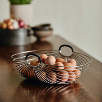 Nordalは、デンマークで1991年に設立されたファミリー経営のインテリアブランドで、北欧の機能美と東洋のスピリチュアルな美意識を融合させたユニークなスタイルで知られています。伝統的な北欧デザインのシンプルさをベースに、インドをはじめとする異国の文化や素材からインスピレーションを得た、温かみと個性にあふれるコレクションを展開しています。いずれも独自性のあるディテールと職人技が光るアイテムばかり。特に、アイアンやウッド、真鍮などを用いた無骨で温もりある質感が特徴で、ナチュラルかつエッジの効いた空間演出が可能です。「人とは違うものを選びたい」「個性的で洗練された暮らしを楽しみたい」といった感度の高いユーザーに選ばれており、注目を集めています。単なる装飾品ではなく、暮らしに深みをもたらすデザインを提案するブランド、それがNordalです。