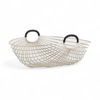 Nordalは、デンマークで1991年に設立されたファミリー経営のインテリアブランドで、北欧の機能美と東洋のスピリチュアルな美意識を融合させたユニークなスタイルで知られています。伝統的な北欧デザインのシンプルさをベースに、インドをはじめとする異国の文化や素材からインスピレーションを得た、温かみと個性にあふれるコレクションを展開しています。いずれも独自性のあるディテールと職人技が光るアイテムばかり。特に、アイアンやウッド、真鍮などを用いた無骨で温もりある質感が特徴で、ナチュラルかつエッジの効いた空間演出が可能です。「人とは違うものを選びたい」「個性的で洗練された暮らしを楽しみたい」といった感度の高いユーザーに選ばれており、注目を集めています。単なる装飾品ではなく、暮らしに深みをもたらすデザインを提案するブランド、それがNordalです。