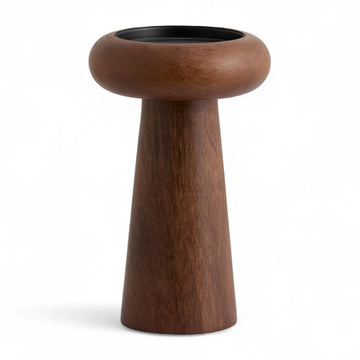 Nordalは、デンマークで1991年に設立されたファミリー経営のインテリアブランドで、北欧の機能美と東洋のスピリチュアルな美意識を融合させたユニークなスタイルで知られています。伝統的な北欧デザインのシンプルさをベースに、インドをはじめとする異国の文化や素材からインスピレーションを得た、温かみと個性にあふれるコレクションを展開しています。いずれも独自性のあるディテールと職人技が光るアイテムばかり。特に、アイアンやウッド、真鍮などを用いた無骨で温もりある質感が特徴で、ナチュラルかつエッジの効いた空間演出が可能です。「人とは違うものを選びたい」「個性的で洗練された暮らしを楽しみたい」といった感度の高いユーザーに選ばれており、注目を集めています。単なる装飾品ではなく、暮らしに深みをもたらすデザインを提案するブランド、それがNordalです。