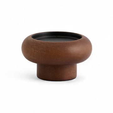 Nordalは、デンマークで1991年に設立されたファミリー経営のインテリアブランドで、北欧の機能美と東洋のスピリチュアルな美意識を融合させたユニークなスタイルで知られています。伝統的な北欧デザインのシンプルさをベースに、インドをはじめとする異国の文化や素材からインスピレーションを得た、温かみと個性にあふれるコレクションを展開しています。いずれも独自性のあるディテールと職人技が光るアイテムばかり。特に、アイアンやウッド、真鍮などを用いた無骨で温もりある質感が特徴で、ナチュラルかつエッジの効いた空間演出が可能です。「人とは違うものを選びたい」「個性的で洗練された暮らしを楽しみたい」といった感度の高いユーザーに選ばれており、注目を集めています。単なる装飾品ではなく、暮らしに深みをもたらすデザインを提案するブランド、それがNordalです。