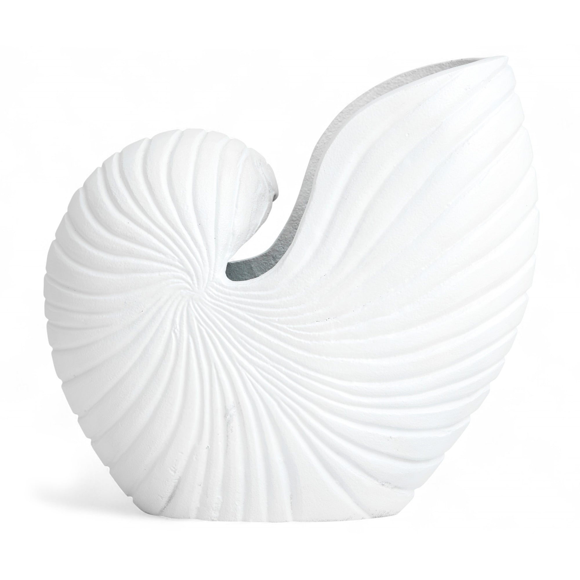 Nordalは、デンマークで1991年に設立されたファミリー経営のインテリアブランドで、北欧の機能美と東洋のスピリチュアルな美意識を融合させたユニークなスタイルで知られています。伝統的な北欧デザインのシンプルさをベースに、インドをはじめとする異国の文化や素材からインスピレーションを得た、温かみと個性にあふれるコレクションを展開しています。いずれも独自性のあるディテールと職人技が光るアイテムばかり。特に、アイアンやウッド、真鍮などを用いた無骨で温もりある質感が特徴で、ナチュラルかつエッジの効いた空間演出が可能です。「人とは違うものを選びたい」「個性的で洗練された暮らしを楽しみたい」といった感度の高いユーザーに選ばれており、注目を集めています。単なる装飾品ではなく、暮らしに深みをもたらすデザインを提案するブランド、それがNordalです。