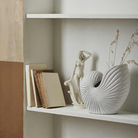 Nordalは、デンマークで1991年に設立されたファミリー経営のインテリアブランドで、北欧の機能美と東洋のスピリチュアルな美意識を融合させたユニークなスタイルで知られています。伝統的な北欧デザインのシンプルさをベースに、インドをはじめとする異国の文化や素材からインスピレーションを得た、温かみと個性にあふれるコレクションを展開しています。いずれも独自性のあるディテールと職人技が光るアイテムばかり。特に、アイアンやウッド、真鍮などを用いた無骨で温もりある質感が特徴で、ナチュラルかつエッジの効いた空間演出が可能です。「人とは違うものを選びたい」「個性的で洗練された暮らしを楽しみたい」といった感度の高いユーザーに選ばれており、注目を集めています。単なる装飾品ではなく、暮らしに深みをもたらすデザインを提案するブランド、それがNordalです。