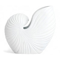 Nordalは、デンマークで1991年に設立されたファミリー経営のインテリアブランドで、北欧の機能美と東洋のスピリチュアルな美意識を融合させたユニークなスタイルで知られています。伝統的な北欧デザインのシンプルさをベースに、インドをはじめとする異国の文化や素材からインスピレーションを得た、温かみと個性にあふれるコレクションを展開しています。いずれも独自性のあるディテールと職人技が光るアイテムばかり。特に、アイアンやウッド、真鍮などを用いた無骨で温もりある質感が特徴で、ナチュラルかつエッジの効いた空間演出が可能です。「人とは違うものを選びたい」「個性的で洗練された暮らしを楽しみたい」といった感度の高いユーザーに選ばれており、注目を集めています。単なる装飾品ではなく、暮らしに深みをもたらすデザインを提案するブランド、それがNordalです。