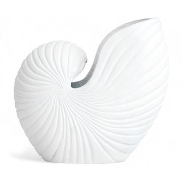 Nordalは、デンマークで1991年に設立されたファミリー経営のインテリアブランドで、北欧の機能美と東洋のスピリチュアルな美意識を融合させたユニークなスタイルで知られています。伝統的な北欧デザインのシンプルさをベースに、インドをはじめとする異国の文化や素材からインスピレーションを得た、温かみと個性にあふれるコレクションを展開しています。いずれも独自性のあるディテールと職人技が光るアイテムばかり。特に、アイアンやウッド、真鍮などを用いた無骨で温もりある質感が特徴で、ナチュラルかつエッジの効いた空間演出が可能です。「人とは違うものを選びたい」「個性的で洗練された暮らしを楽しみたい」といった感度の高いユーザーに選ばれており、注目を集めています。単なる装飾品ではなく、暮らしに深みをもたらすデザインを提案するブランド、それがNordalです。