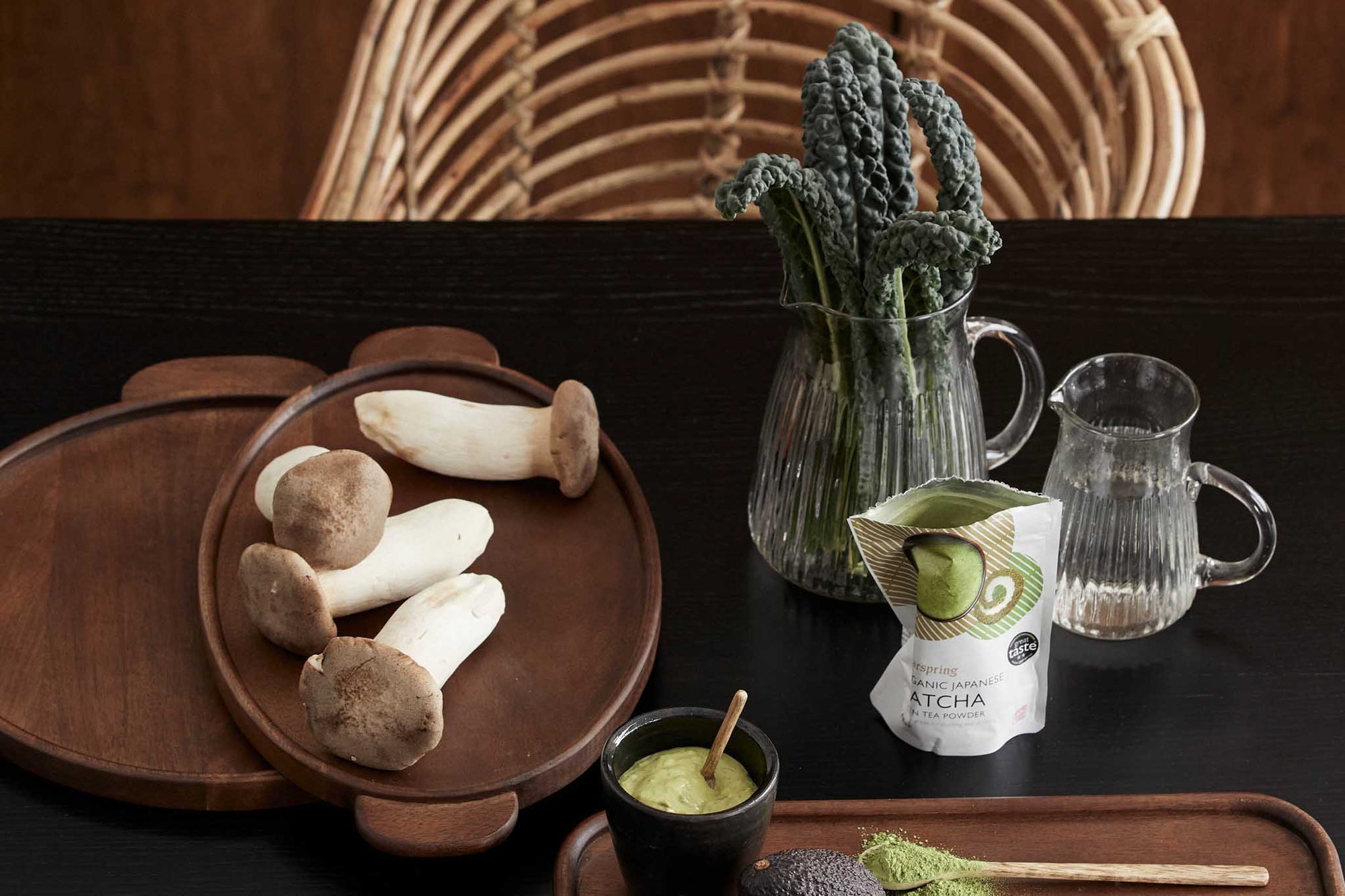 Nordalは、デンマークで1991年に設立されたファミリー経営のインテリアブランドで、北欧の機能美と東洋のスピリチュアルな美意識を融合させたユニークなスタイルで知られています。伝統的な北欧デザインのシンプルさをベースに、インドをはじめとする異国の文化や素材からインスピレーションを得た、温かみと個性にあふれるコレクションを展開しています。いずれも独自性のあるディテールと職人技が光るアイテムばかり。特に、アイアンやウッド、真鍮などを用いた無骨で温もりある質感が特徴で、ナチュラルかつエッジの効いた空間演出が可能です。「人とは違うものを選びたい」「個性的で洗練された暮らしを楽しみたい」といった感度の高いユーザーに選ばれており、注目を集めています。単なる装飾品ではなく、暮らしに深みをもたらすデザインを提案するブランド、それがNordalです。