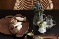 Nordalは、デンマークで1991年に設立されたファミリー経営のインテリアブランドで、北欧の機能美と東洋のスピリチュアルな美意識を融合させたユニークなスタイルで知られています。伝統的な北欧デザインのシンプルさをベースに、インドをはじめとする異国の文化や素材からインスピレーションを得た、温かみと個性にあふれるコレクションを展開しています。いずれも独自性のあるディテールと職人技が光るアイテムばかり。特に、アイアンやウッド、真鍮などを用いた無骨で温もりある質感が特徴で、ナチュラルかつエッジの効いた空間演出が可能です。「人とは違うものを選びたい」「個性的で洗練された暮らしを楽しみたい」といった感度の高いユーザーに選ばれており、注目を集めています。単なる装飾品ではなく、暮らしに深みをもたらすデザインを提案するブランド、それがNordalです。