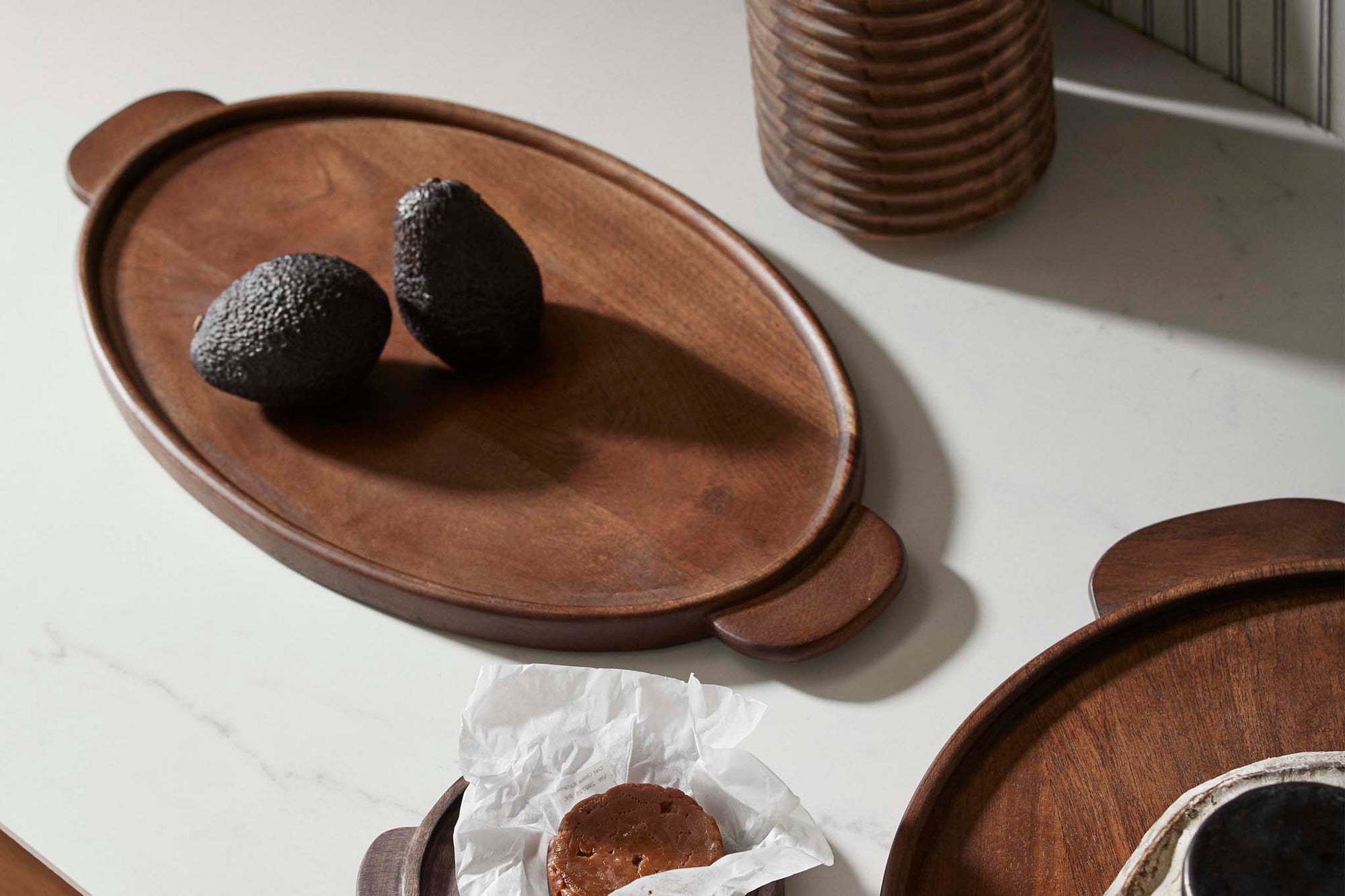 Nordalは、デンマークで1991年に設立されたファミリー経営のインテリアブランドで、北欧の機能美と東洋のスピリチュアルな美意識を融合させたユニークなスタイルで知られています。伝統的な北欧デザインのシンプルさをベースに、インドをはじめとする異国の文化や素材からインスピレーションを得た、温かみと個性にあふれるコレクションを展開しています。いずれも独自性のあるディテールと職人技が光るアイテムばかり。特に、アイアンやウッド、真鍮などを用いた無骨で温もりある質感が特徴で、ナチュラルかつエッジの効いた空間演出が可能です。「人とは違うものを選びたい」「個性的で洗練された暮らしを楽しみたい」といった感度の高いユーザーに選ばれており、注目を集めています。単なる装飾品ではなく、暮らしに深みをもたらすデザインを提案するブランド、それがNordalです。