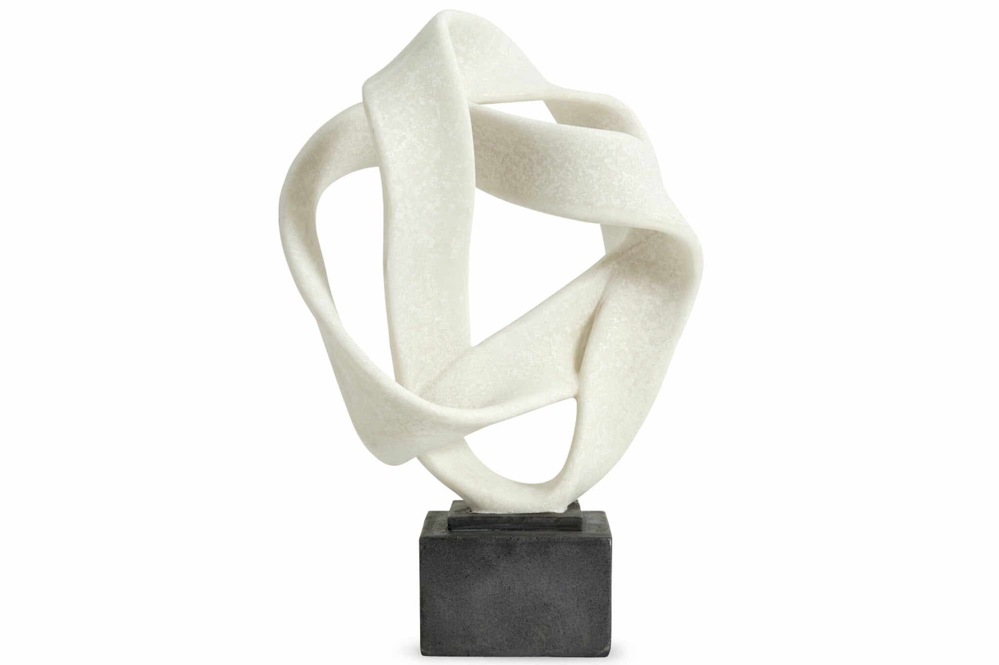 Nordalは、デンマークで1991年に設立されたファミリー経営のインテリアブランドで、北欧の機能美と東洋のスピリチュアルな美意識を融合させたユニークなスタイルで知られています。伝統的な北欧デザインのシンプルさをベースに、インドをはじめとする異国の文化や素材からインスピレーションを得た、温かみと個性にあふれるコレクションを展開しています。いずれも独自性のあるディテールと職人技が光るアイテムばかり。特に、アイアンやウッド、真鍮などを用いた無骨で温もりある質感が特徴で、ナチュラルかつエッジの効いた空間演出が可能です。「人とは違うものを選びたい」「個性的で洗練された暮らしを楽しみたい」といった感度の高いユーザーに選ばれており、注目を集めています。単なる装飾品ではなく、暮らしに深みをもたらすデザインを提案するブランド、それがNordalです。