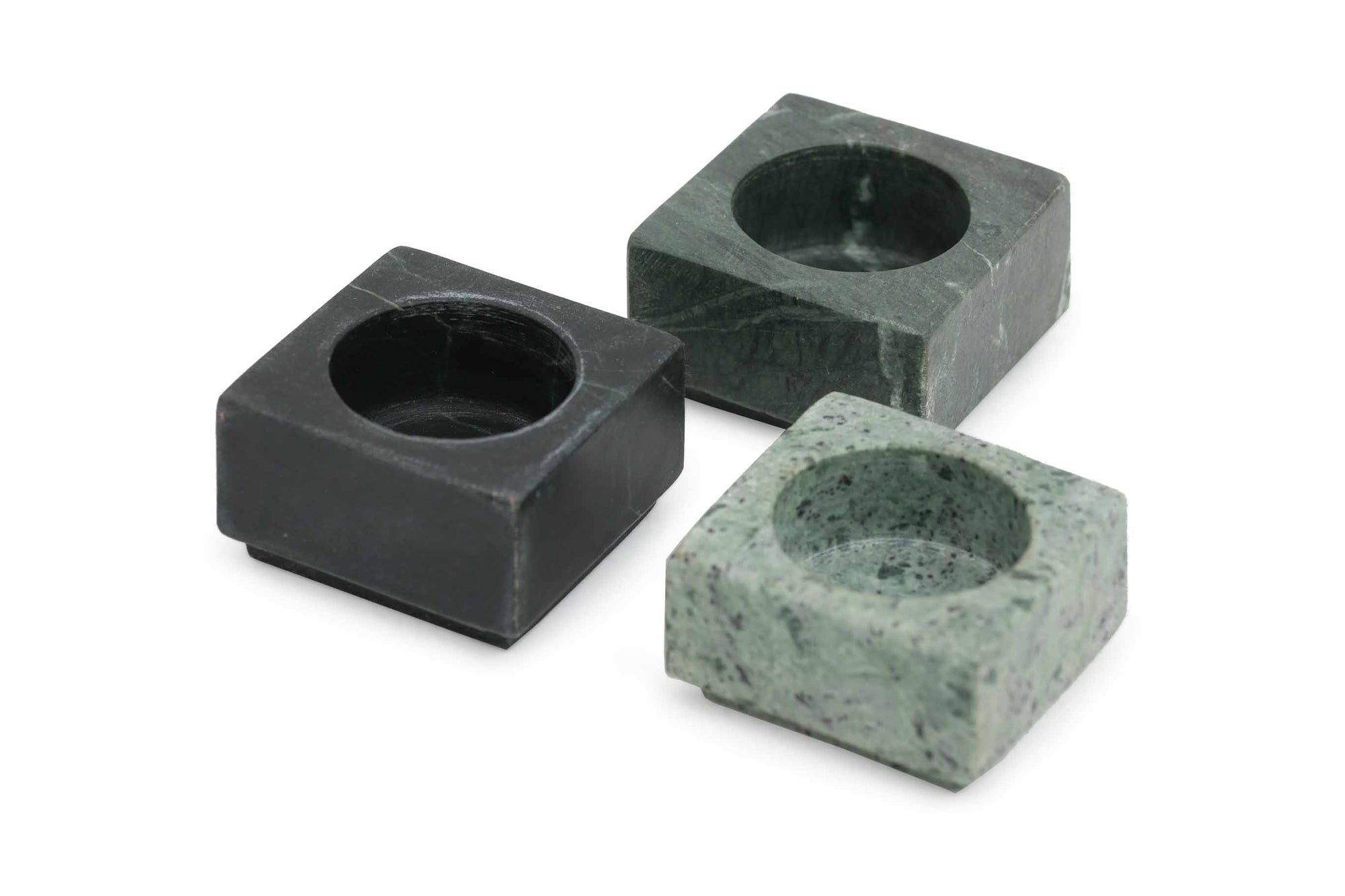 Nordalは、デンマークで1991年に設立されたファミリー経営のインテリアブランドで、北欧の機能美と東洋のスピリチュアルな美意識を融合させたユニークなスタイルで知られています。伝統的な北欧デザインのシンプルさをベースに、インドをはじめとする異国の文化や素材からインスピレーションを得た、温かみと個性にあふれるコレクションを展開しています。いずれも独自性のあるディテールと職人技が光るアイテムばかり。特に、アイアンやウッド、真鍮などを用いた無骨で温もりある質感が特徴で、ナチュラルかつエッジの効いた空間演出が可能です。「人とは違うものを選びたい」「個性的で洗練された暮らしを楽しみたい」といった感度の高いユーザーに選ばれており、注目を集めています。単なる装飾品ではなく、暮らしに深みをもたらすデザインを提案するブランド、それがNordalです。