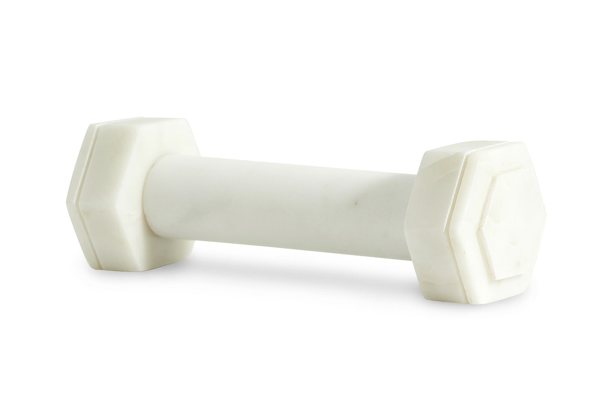 Nordalは、デンマークで1991年に設立されたファミリー経営のインテリアブランドで、北欧の機能美と東洋のスピリチュアルな美意識を融合させたユニークなスタイルで知られています。伝統的な北欧デザインのシンプルさをベースに、インドをはじめとする異国の文化や素材からインスピレーションを得た、温かみと個性にあふれるコレクションを展開しています。いずれも独自性のあるディテールと職人技が光るアイテムばかり。特に、アイアンやウッド、真鍮などを用いた無骨で温もりある質感が特徴で、ナチュラルかつエッジの効いた空間演出が可能です。「人とは違うものを選びたい」「個性的で洗練された暮らしを楽しみたい」といった感度の高いユーザーに選ばれており、注目を集めています。単なる装飾品ではなく、暮らしに深みをもたらすデザインを提案するブランド、それがNordalです。