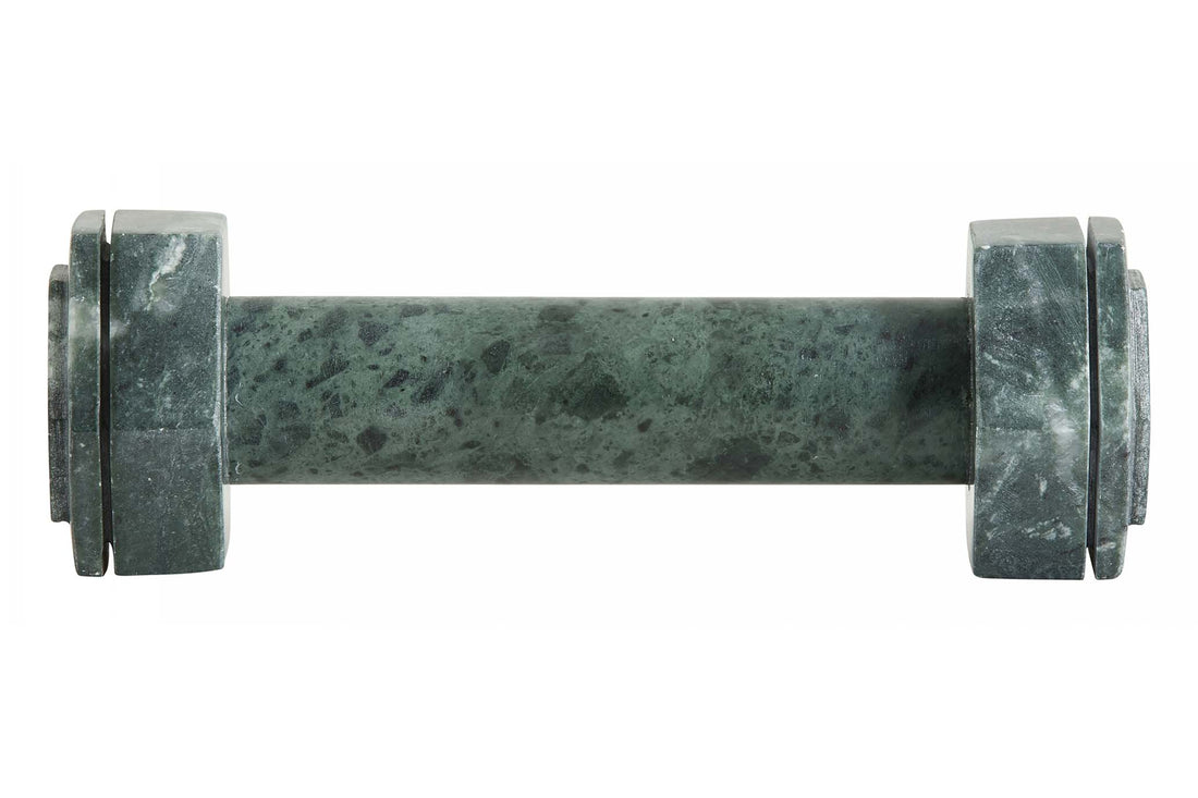 Nordalは、デンマークで1991年に設立されたファミリー経営のインテリアブランドで、北欧の機能美と東洋のスピリチュアルな美意識を融合させたユニークなスタイルで知られています。伝統的な北欧デザインのシンプルさをベースに、インドをはじめとする異国の文化や素材からインスピレーションを得た、温かみと個性にあふれるコレクションを展開しています。いずれも独自性のあるディテールと職人技が光るアイテムばかり。特に、アイアンやウッド、真鍮などを用いた無骨で温もりある質感が特徴で、ナチュラルかつエッジの効いた空間演出が可能です。「人とは違うものを選びたい」「個性的で洗練された暮らしを楽しみたい」といった感度の高いユーザーに選ばれており、注目を集めています。単なる装飾品ではなく、暮らしに深みをもたらすデザインを提案するブランド、それがNordalです。