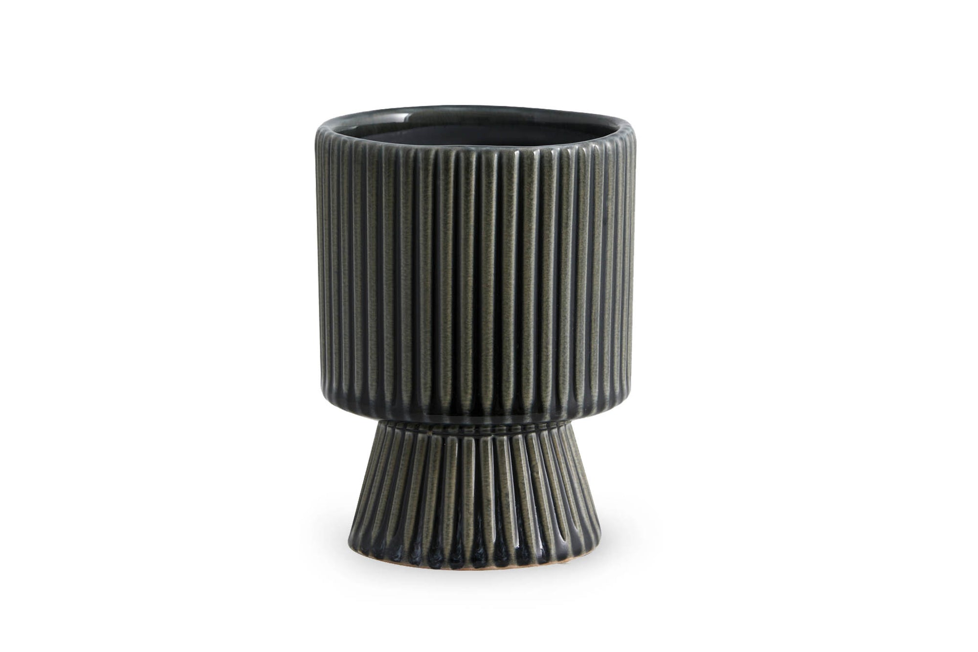 Nordalは、デンマークで1991年に設立されたファミリー経営のインテリアブランドで、北欧の機能美と東洋のスピリチュアルな美意識を融合させたユニークなスタイルで知られています。伝統的な北欧デザインのシンプルさをベースに、インドをはじめとする異国の文化や素材からインスピレーションを得た、温かみと個性にあふれるコレクションを展開しています。いずれも独自性のあるディテールと職人技が光るアイテムばかり。特に、アイアンやウッド、真鍮などを用いた無骨で温もりある質感が特徴で、ナチュラルかつエッジの効いた空間演出が可能です。「人とは違うものを選びたい」「個性的で洗練された暮らしを楽しみたい」といった感度の高いユーザーに選ばれており、注目を集めています。単なる装飾品ではなく、暮らしに深みをもたらすデザインを提案するブランド、それがNordalです。